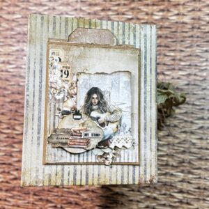 album z białych kopert z zestawem materiałów